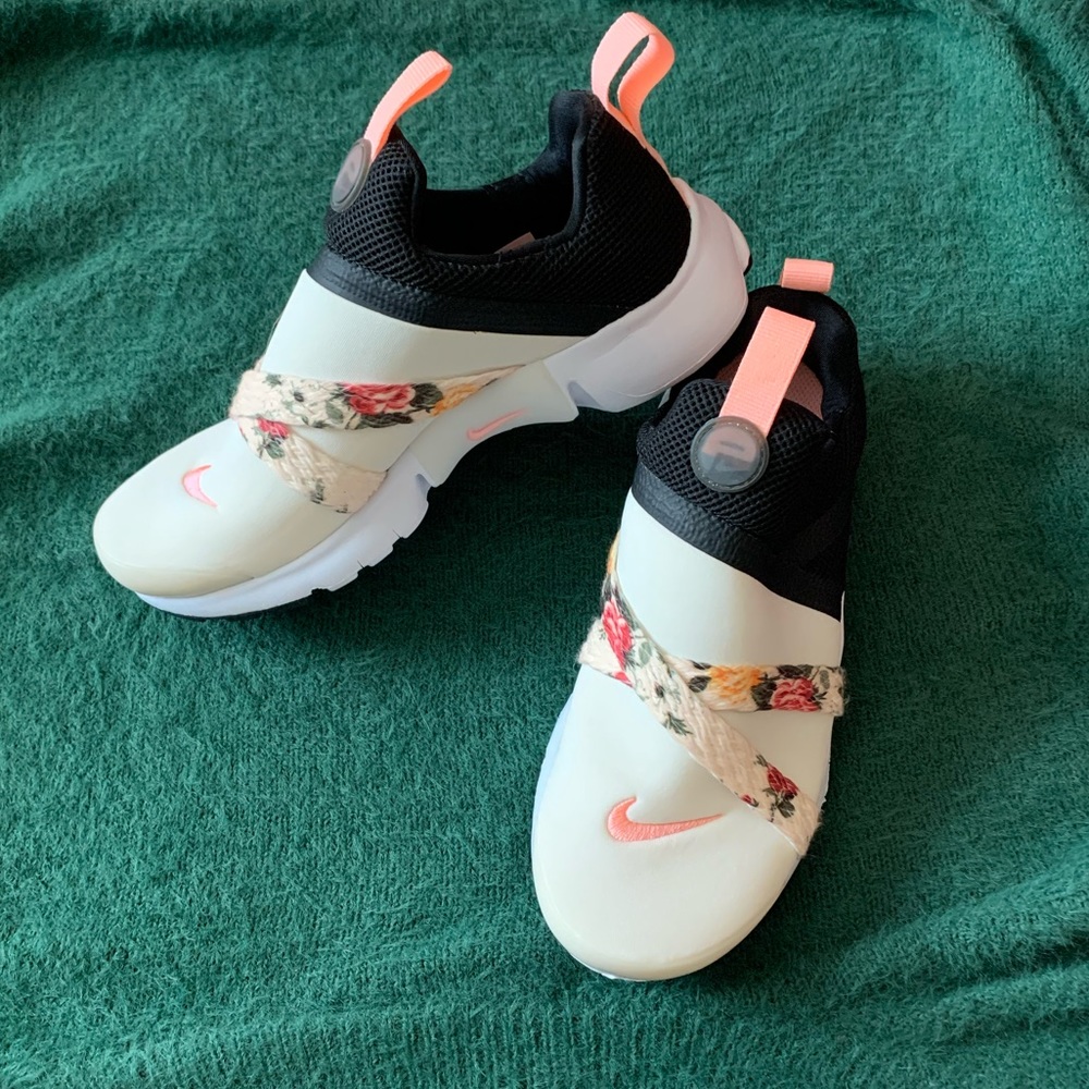 Nike 4Y tennis shoes